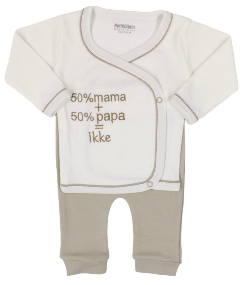 Pyjamapakje Petit Villain Tekst: 50% Mama + 50% Papa = Ikke 2-delig Zand 0-4mnd Pyjamapakje Petit Villain Tekst: 50% Mama + 50% Papa = Ikke 2-delig Zand 0-4mnd _1