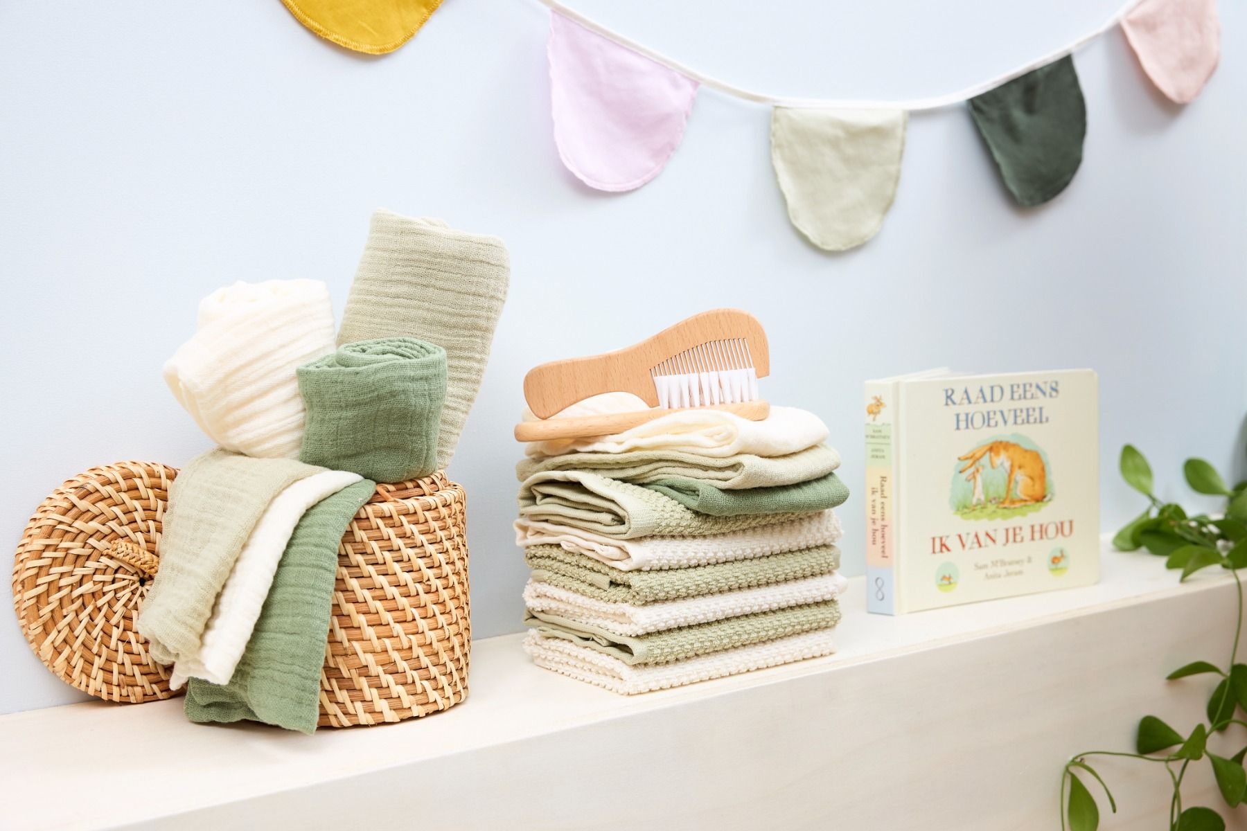 4592040013_3_swaddle_doek_meyco_prewashed_naturalsoft_olive_2pack 4592040013_3_swaddle_doek_meyco_prewashed_naturalsoft_olive_2pack_3