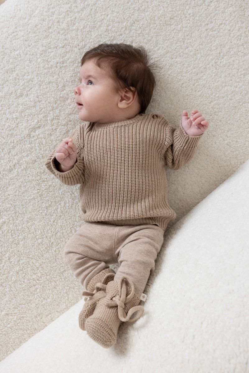 52202120_4_broek_feetje_fecapr24_rib_the_magic_is_in_you_taupe_melange 52202120_4_broek_feetje_fecapr24_rib_the_magic_is_in_you_taupe_melange_4