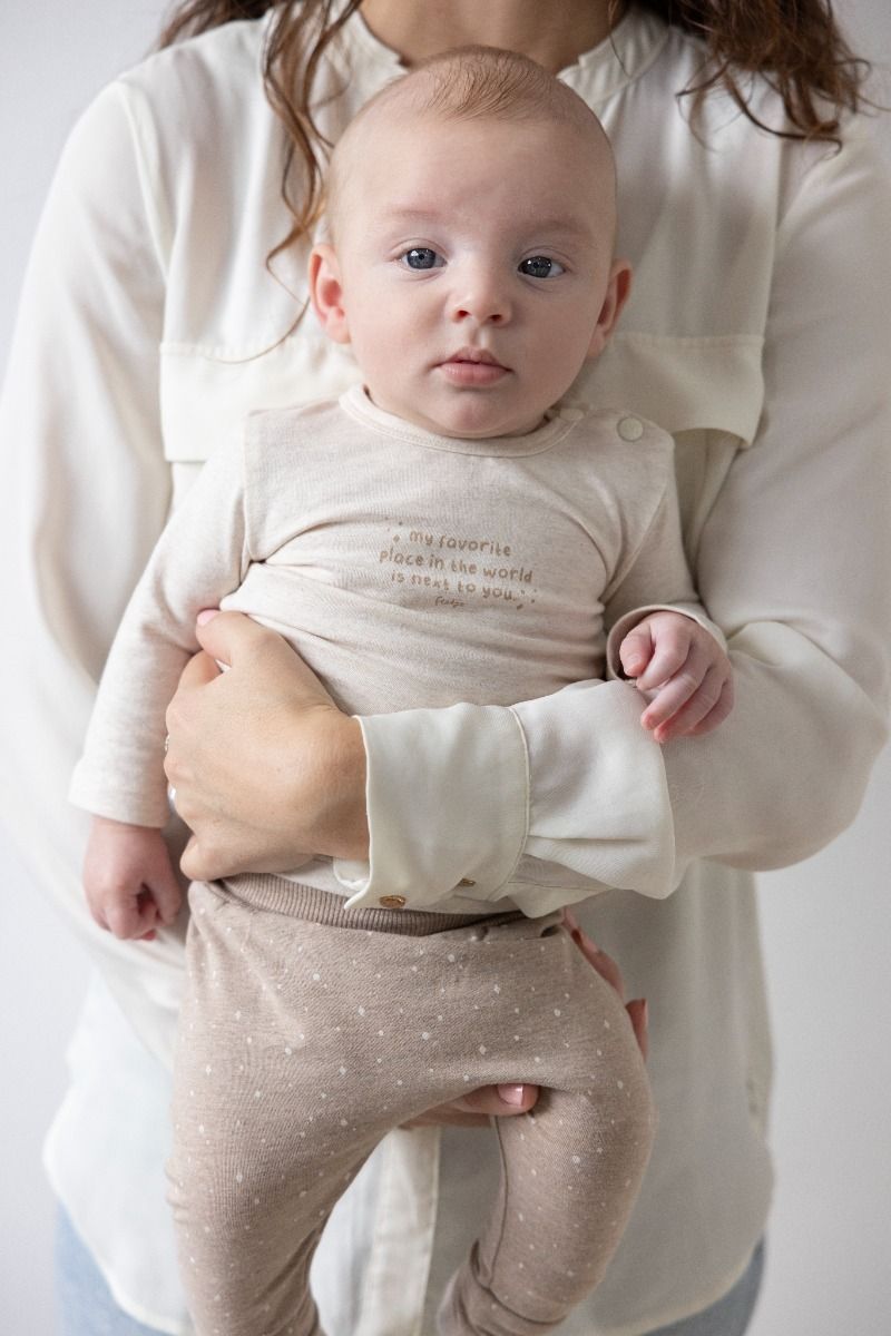 52202122_4_broek_feetje_fecapr24_aop_the_magic_is_in_you_taupe_melange 52202122_4_broek_feetje_fecapr24_aop_the_magic_is_in_you_taupe_melange_4