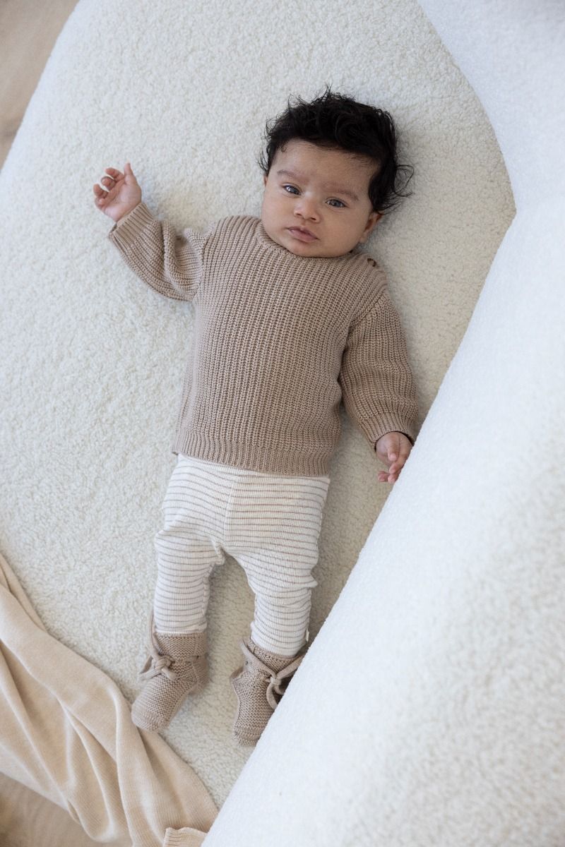 52202123_3_broek_feetje_fecapr24_rib_streep_magic_is_in_you_taupe_melange 52202123_3_broek_feetje_fecapr24_rib_streep_magic_is_in_you_taupe_melange_3
