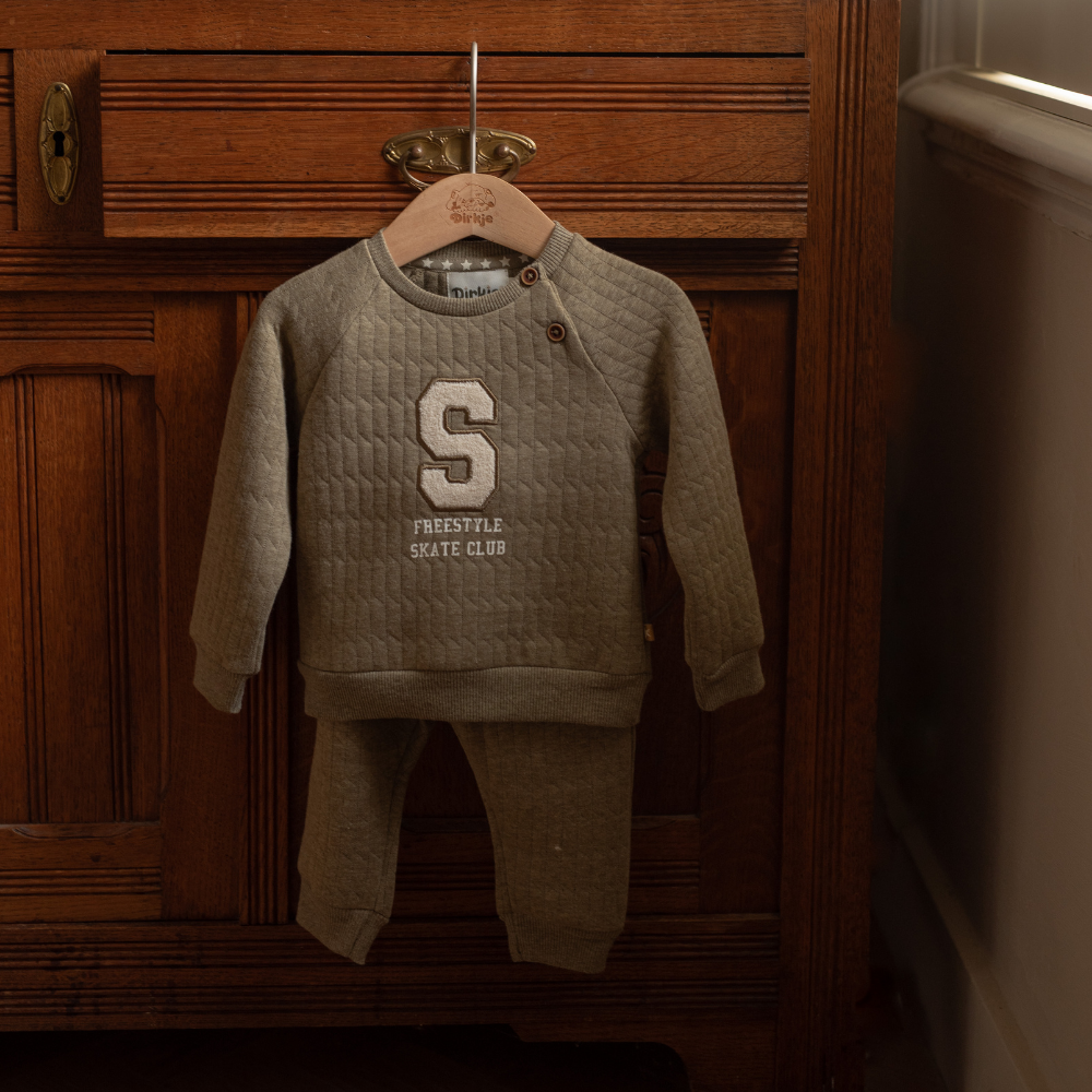 M60593_35_3_Set_2_delig_Sweater_Joggingbroek_Dirkje_Skator_Gator_Mermaid M60593_35_3_Set_2_delig_Sweater_Joggingbroek_Dirkje_Skator_Gator_Mermaid_5