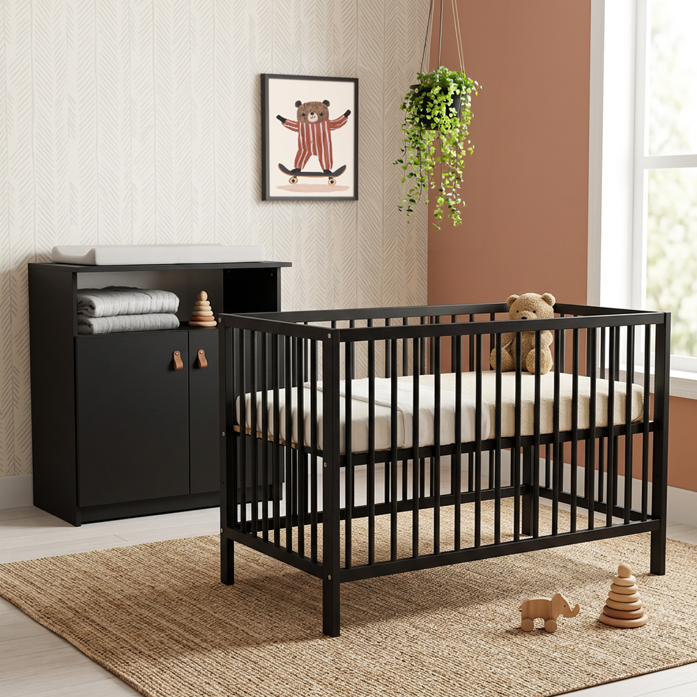 Babykamer Colorfull Home Yara (Ledikant Lotus Pure Black + Commode)