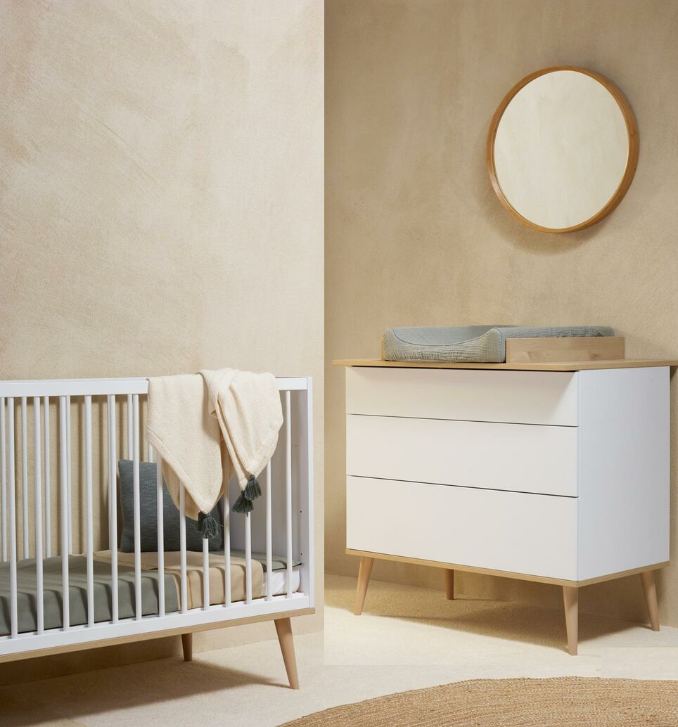 Babykamer Quax Flow White & Oak (Ledikant + Commode)